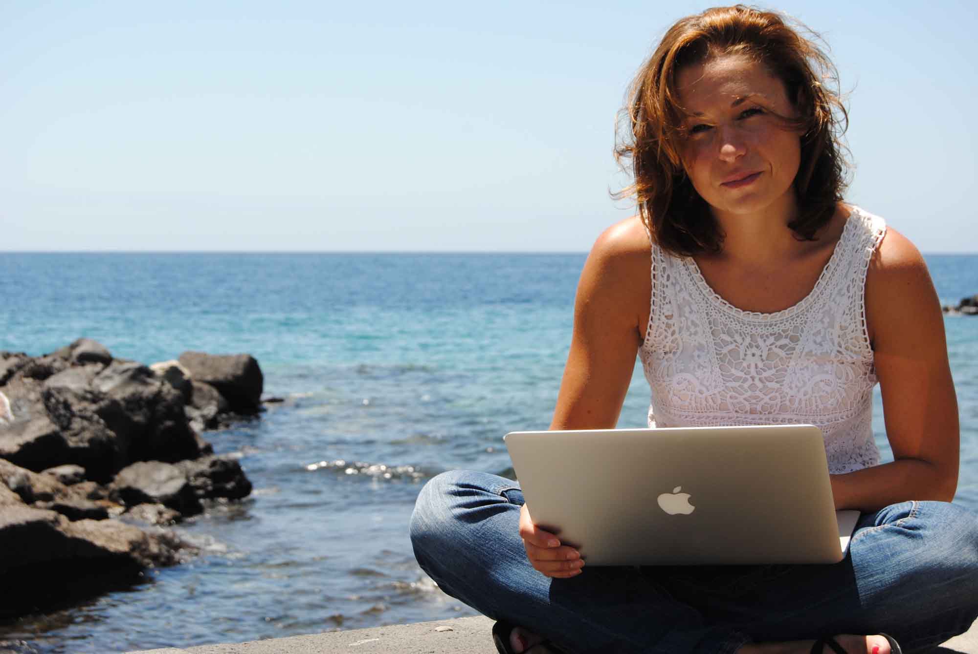 Колл центр. Оператор интернет магазина. Менеджер колл центра. Спикер на вебинаре. Девушка колл центр.